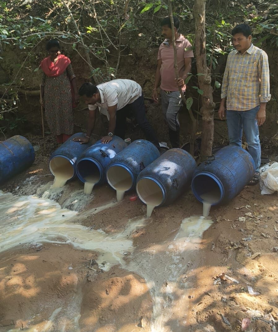 నాటుసారా తయారీ కేంద్రాలపై ఎక్సయిజ్ శాఖ దాడులు