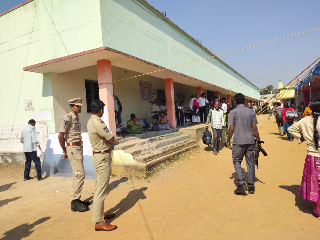 సమస్యాత్మక పోలింగ్ స్టేషన్లను సందర్శించిన భూపాలపల్లి ఎస్పీ