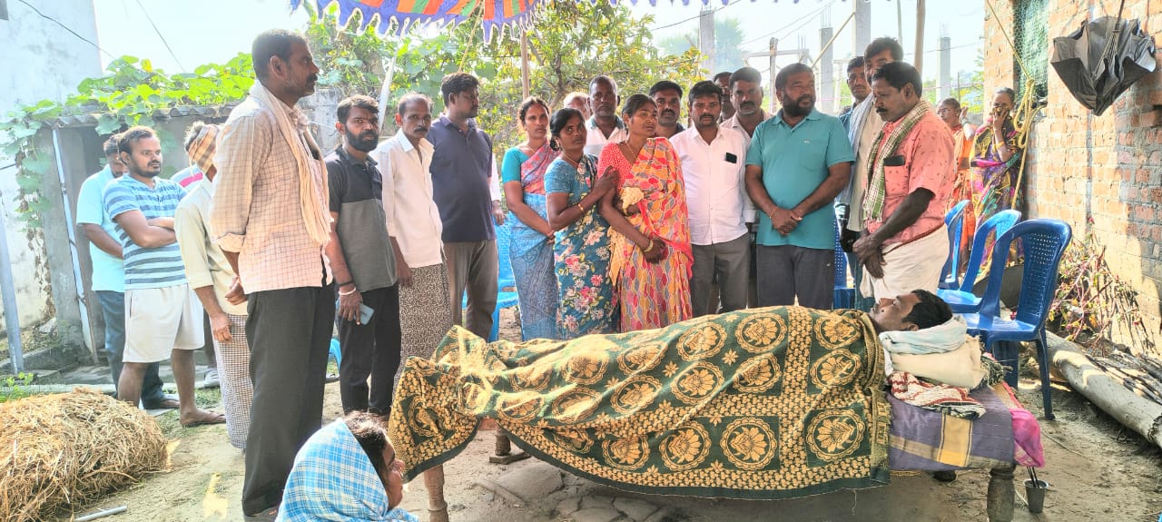 సీనియర్ కార్యకర్త కుటుంబానికి కాంగ్రెస్ అండ