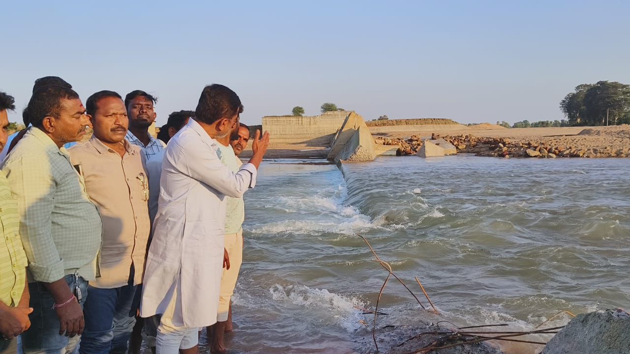 ఇసుక దందా కోసమే చెక్‌డ్యాం బ్లాస్ట్‌ చేసిండ్లు