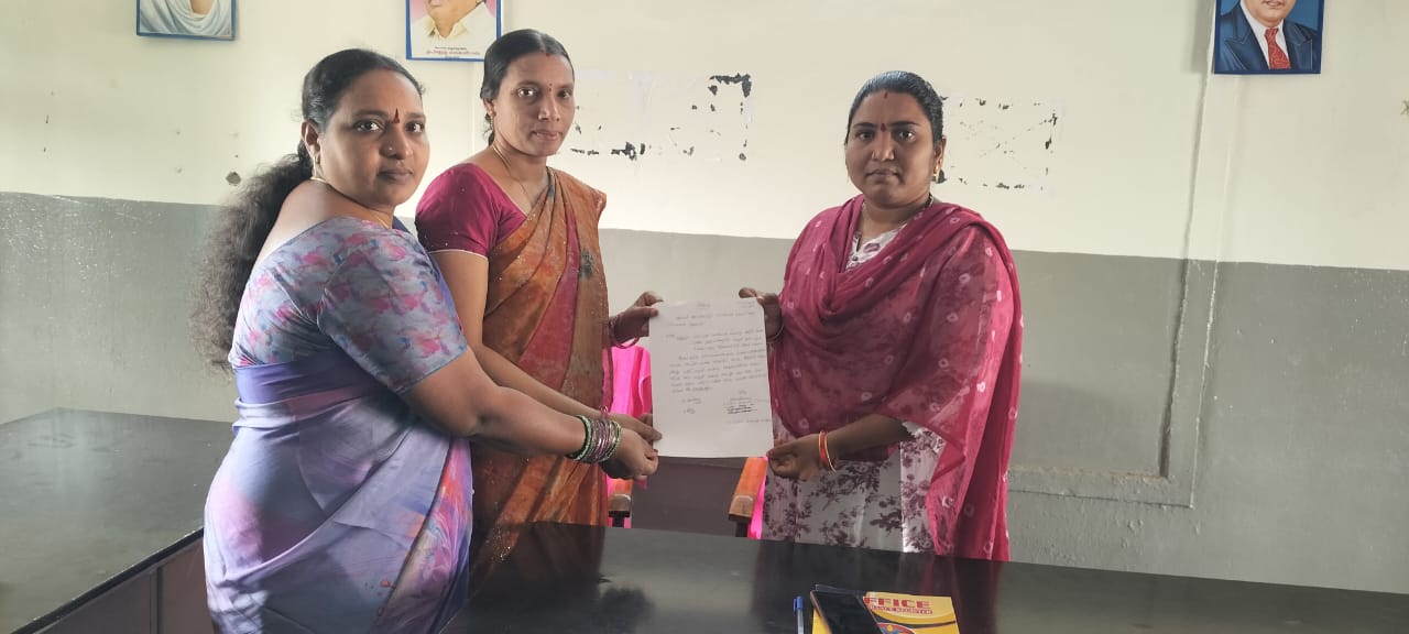 వి.ఆర్.కె.పురం సర్పంచ్‌కు డ్వాక్రా మహిళల వినతిపత్రం