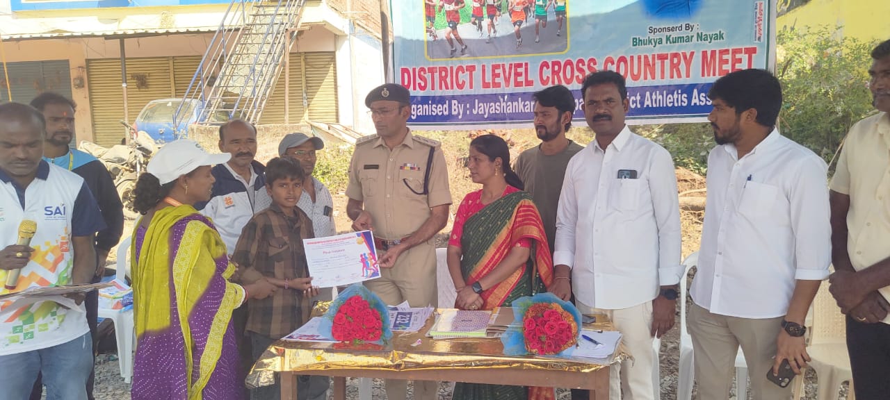 కాటారంలో జిల్లాస్థాయి అథ్లెటిక్స్ పోటీలను ప్రారంభించిన డీఎస్పీ 