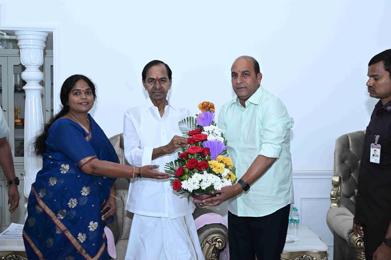 కేసీఆర్‌ను కలిసిన టిఆర్ఎస్ ములుగు జిల్లా అధ్యక్షులు