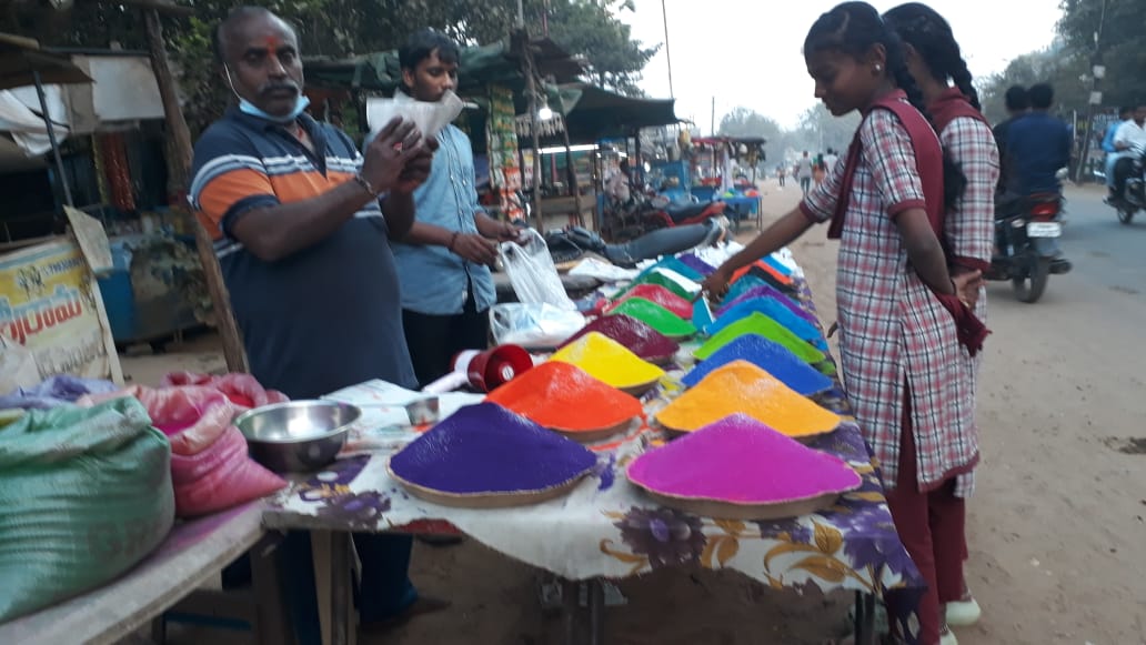కిటకిటలాడుతున్న రంగుల దుకాణాలు 