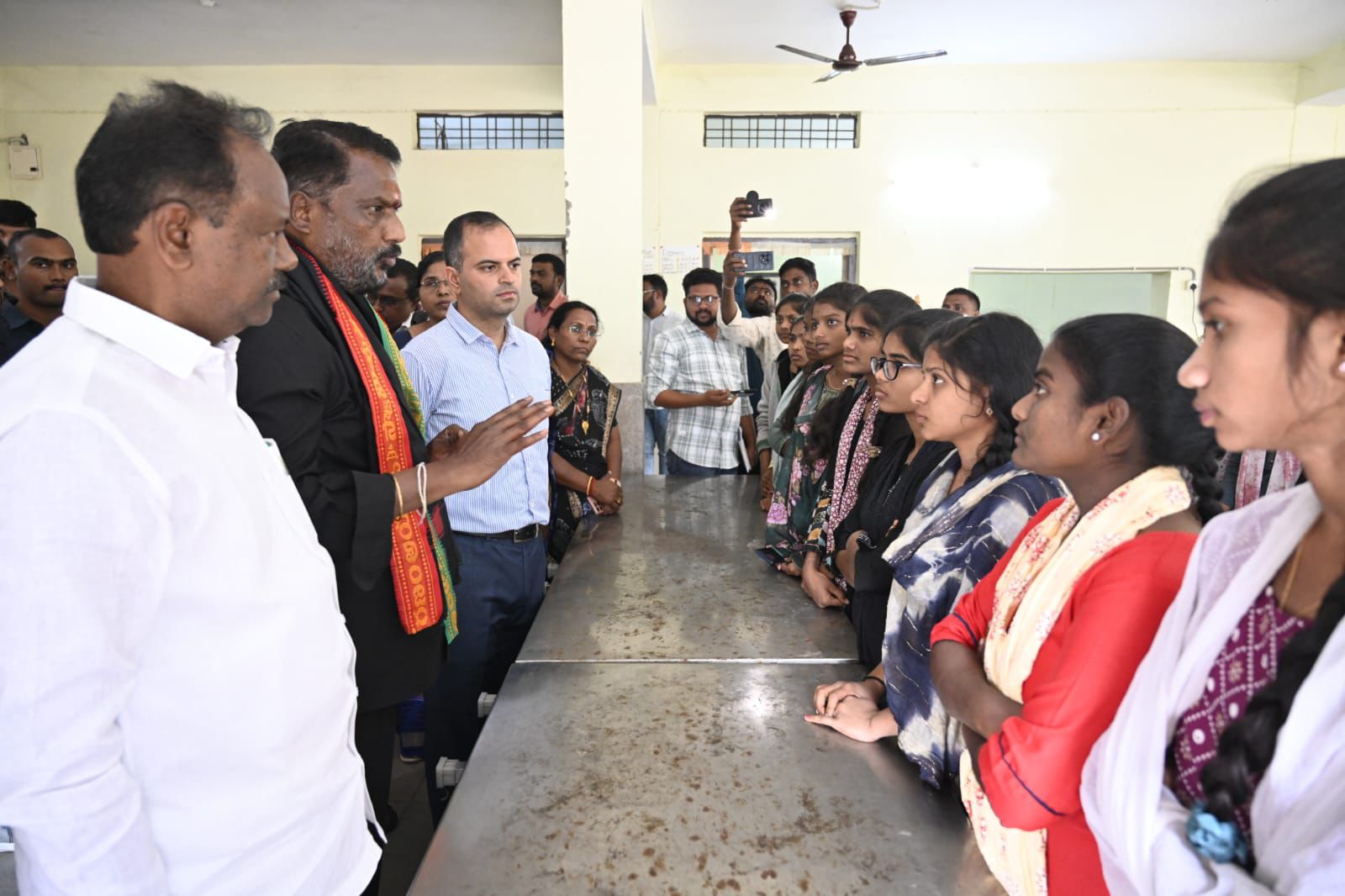 అవుట్‌సోర్సింగ్ ఉద్యోగులకు గ్రీన్ ఛానల్ ద్వారా వేతనాలు