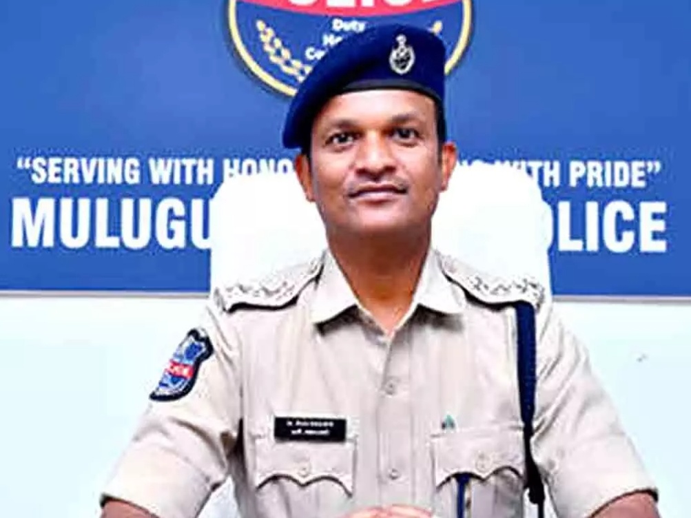 ములుగు డీఎస్పీ రవీందర్ కు రాష్ట్ర శౌర్య పతకం