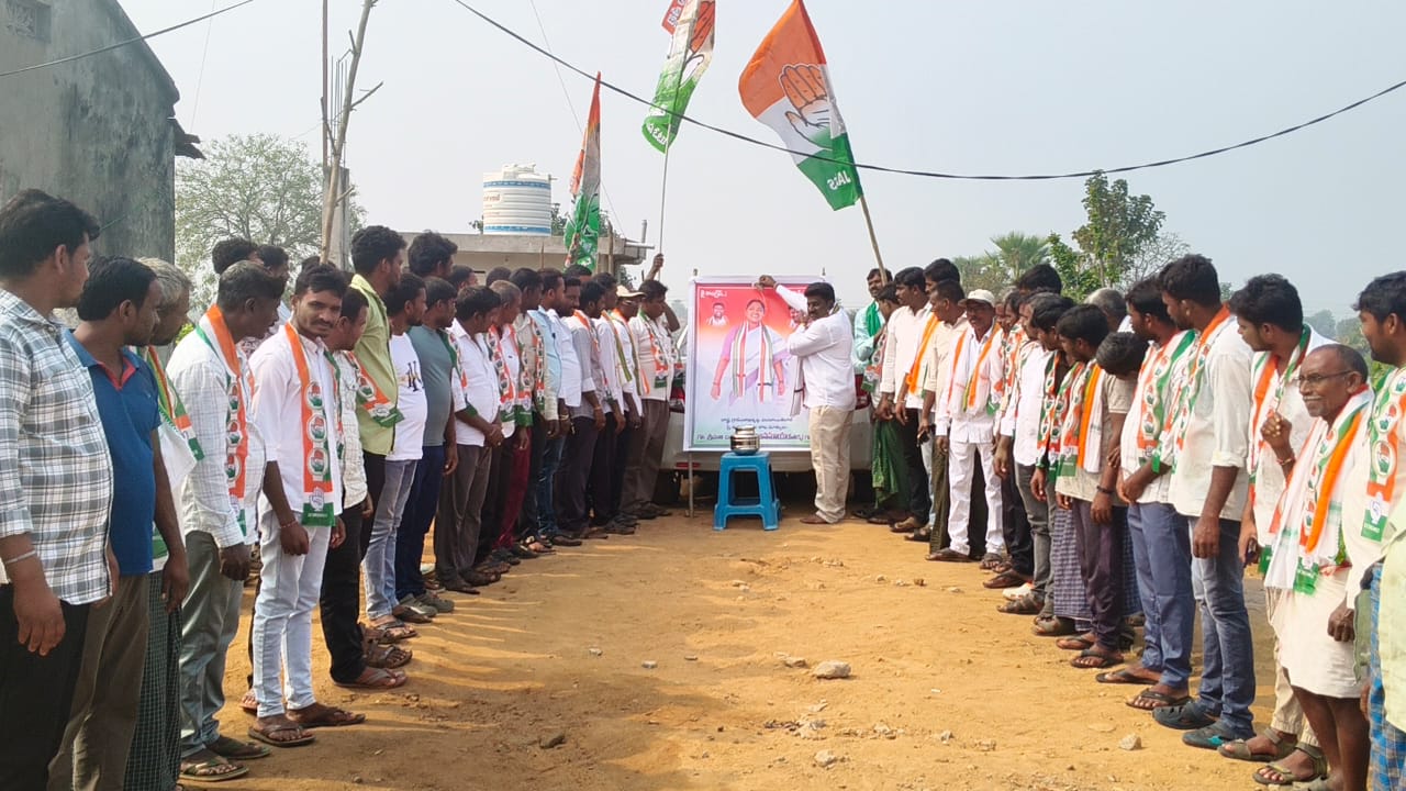 బుట్టాయిగూడెంలో మంత్రి సీతక్క చిత్రపటానికి పాలాభిషేకం