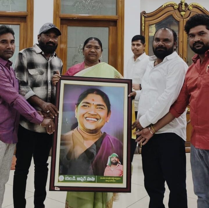 నూతన సంవత్సర శుభాకాంక్షలు తెలిపిన కాంగ్రెస్ నాయకులు