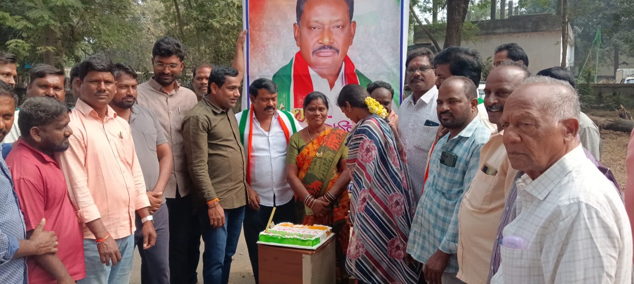 వెంకటాపురంలో ఘనంగా పొదెం వీరయ్య జన్మదిన వేడుకలు