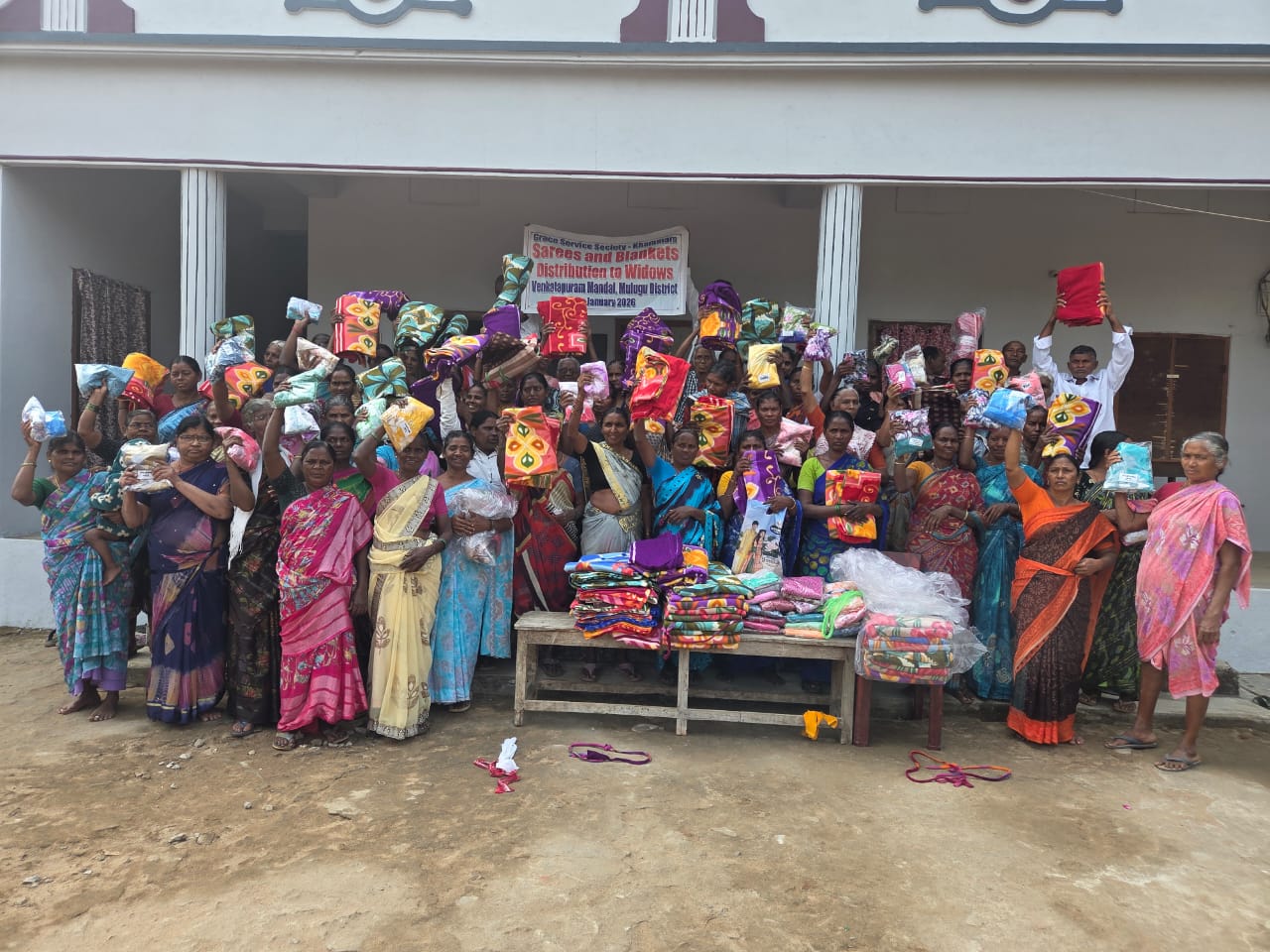 వితంతువులకు గ్రేస్ సర్వీస్ సొసైటీ ఆధ్వర్యంలో చీరలు, దుప్పట్లు పంపిణీ