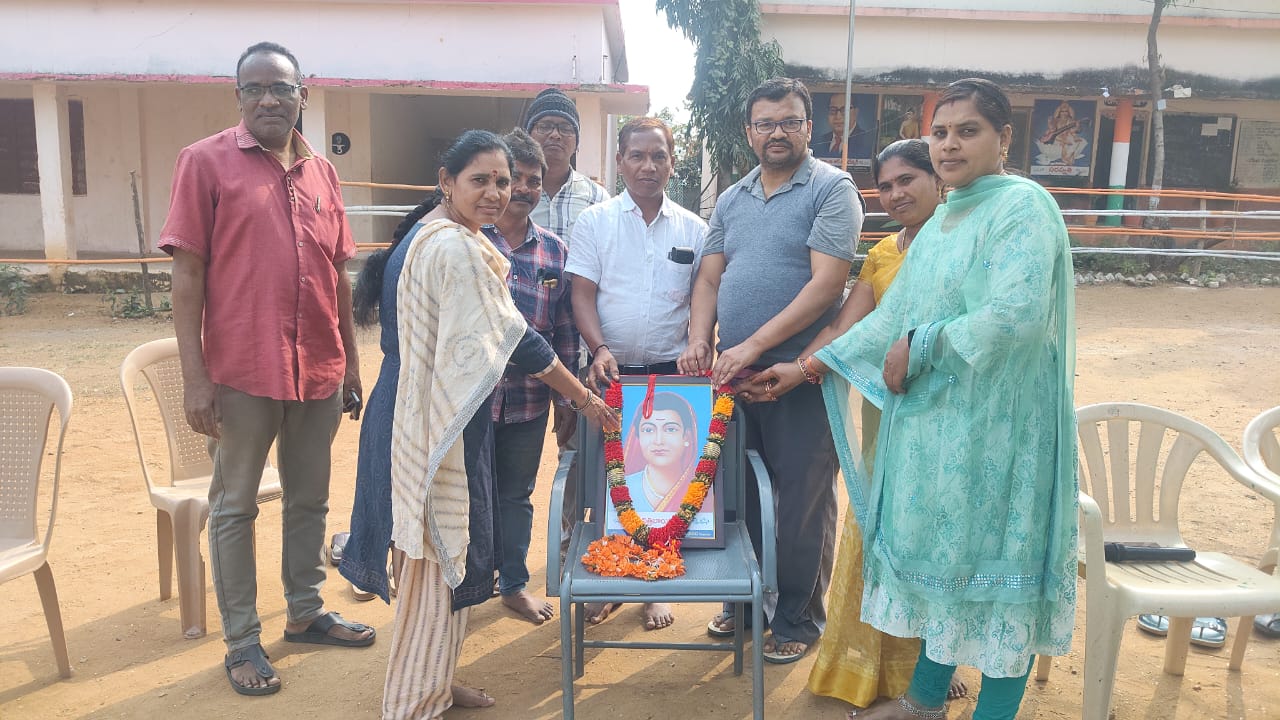 కన్నాయిగూడెం ఆశ్రమ పాఠశాలలో ఫూలే వేడుకలు