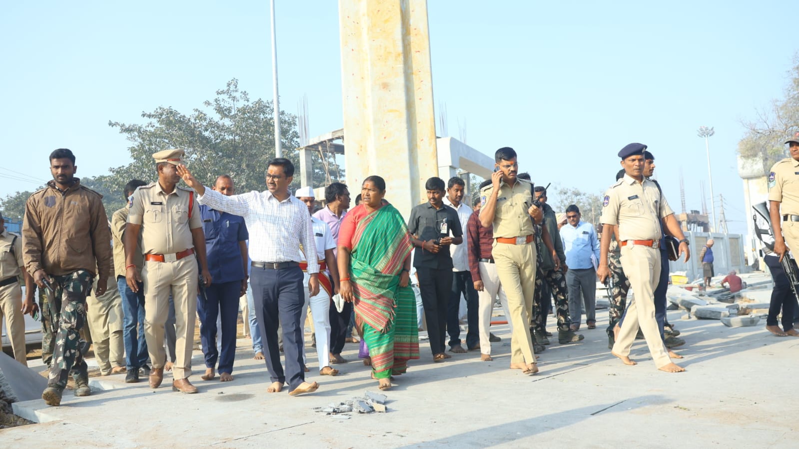 మేడారంలో అభివృద్ధి పనులకు వేగం పెంచాలి