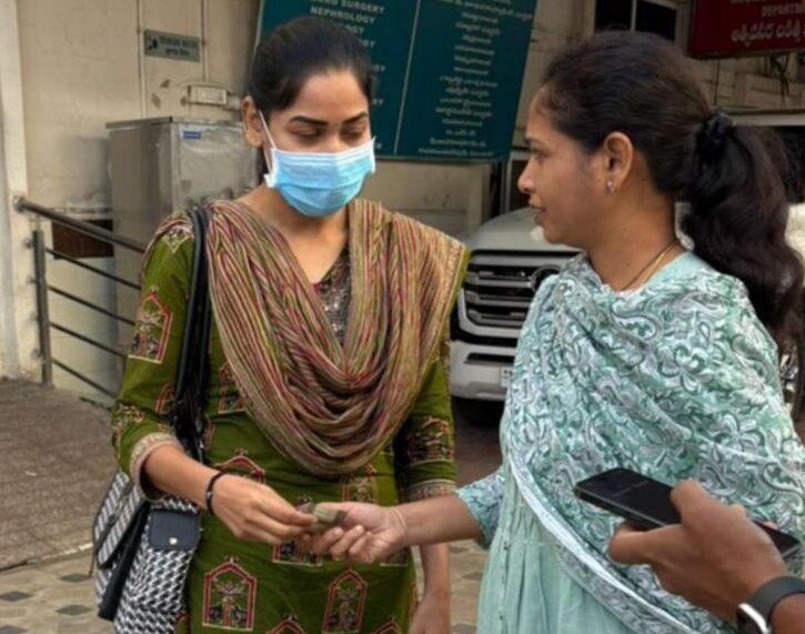 దాతృత్వం చాటుకున్న మంత్రి సీతక్క