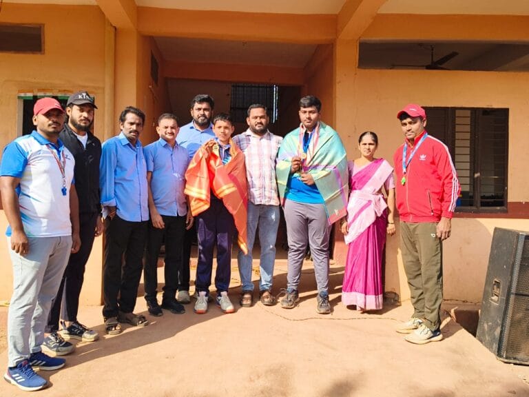 భారత క్రికెట్ జట్టులో ఎంపికైన విద్యార్థులకు సన్మానం