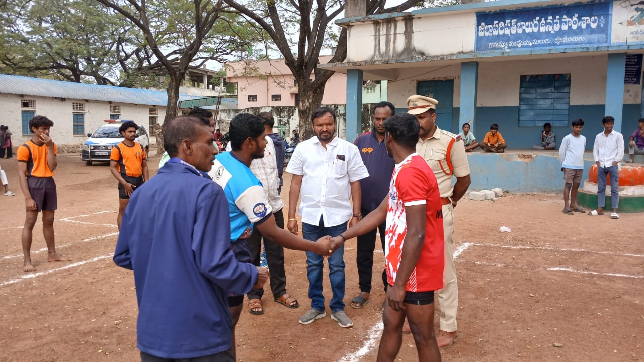 డివైఎఫ్‌ఐ , ఎస్‌ఎఫ్‌ఐ ఆధ్వర్యంలో ప్రారంభమైన కబడ్డీ పోటీలు