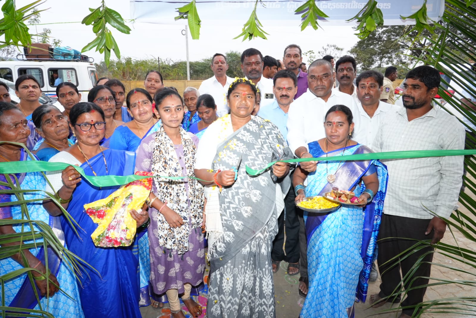 మహిళా సంఘాల స్టాల్స్ ప్రారంభించిన మంత్రి సీతక్క