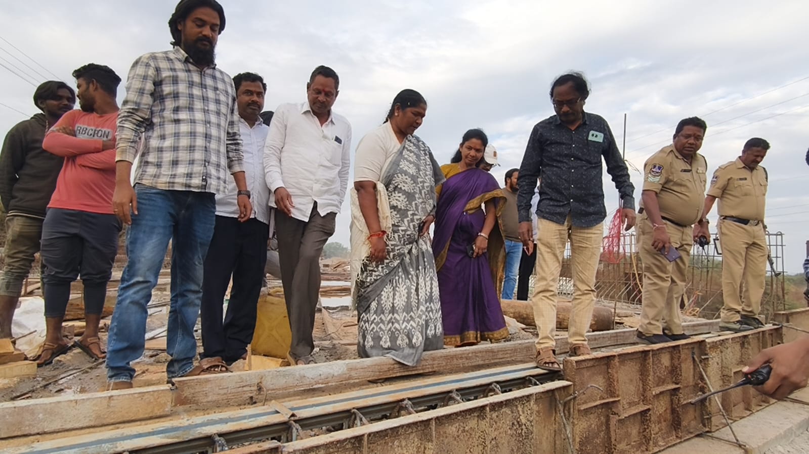 మల్లంపల్లి బ్రిడ్జి పనులను పరిశీలించిన మంత్రి సీతక్క
