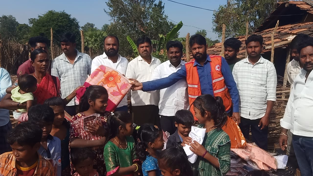 రెడ్ క్రాస్ ఆధ్వర్యంలో గిరిజన కుటుంబాలకు దుస్తుల పంపిణీ