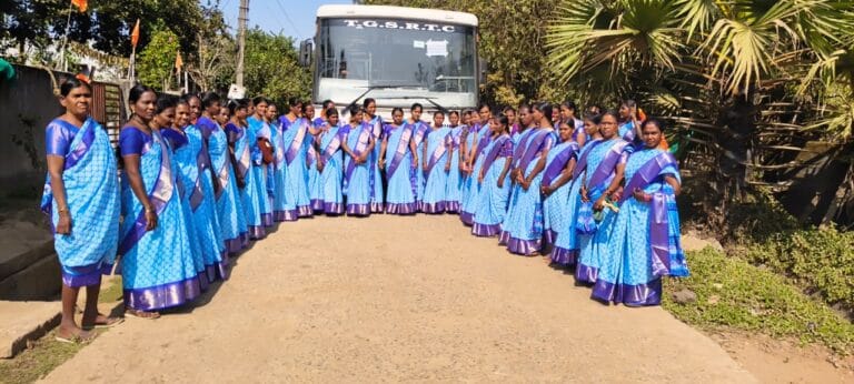 మేడారం తరలివెళ్లిన ఇందిరా మహిళాశక్తి సభ్యులు