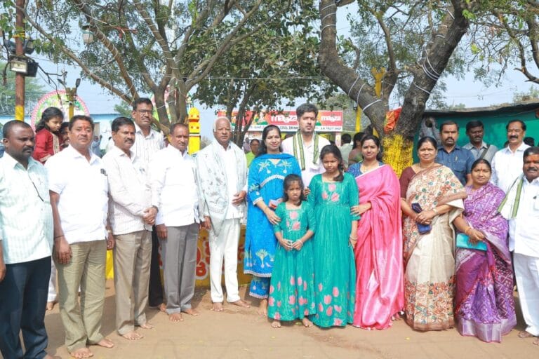 గట్టమ్మ తల్లిని కుటుంబ సమేతంగా దర్శించుకున్న ఎంపీ డా. కడియం కావ్య, ఎమ్మెల్యే కడియం శ్రీహరి