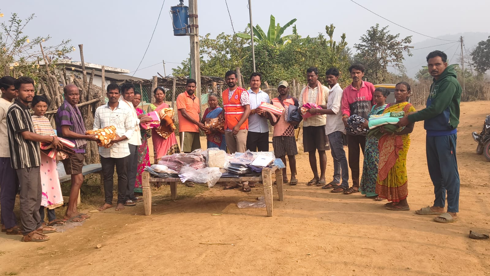 రెడ్ క్రాస్ ఆధ్వర్యంలో దుప్పట్లు, దుస్తుల పంపిణీ