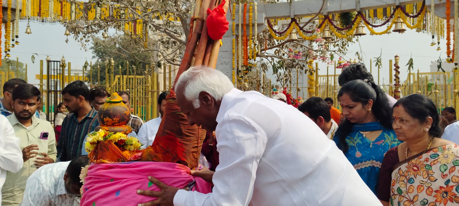 వనదేవతలను దర్శించుకున్న ఎంపీ, ఎమ్మెల్యే