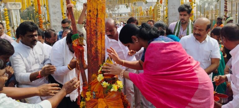 వనదేవతలను దర్శించుకున్న ఎంపీ, ఎమ్మెల్యే