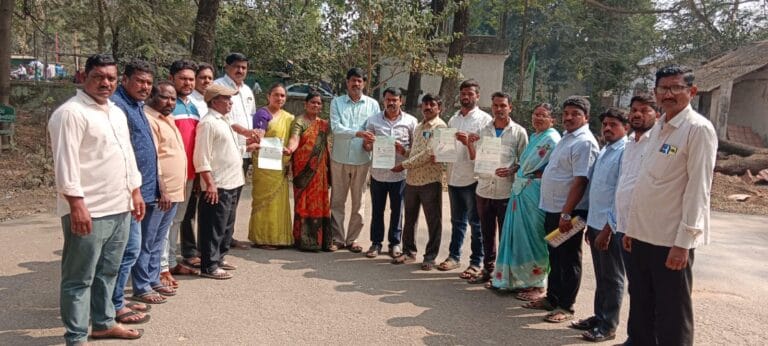 ముఖ్యమంత్రి సహాయనిధి చెక్కుల పంపిణీ