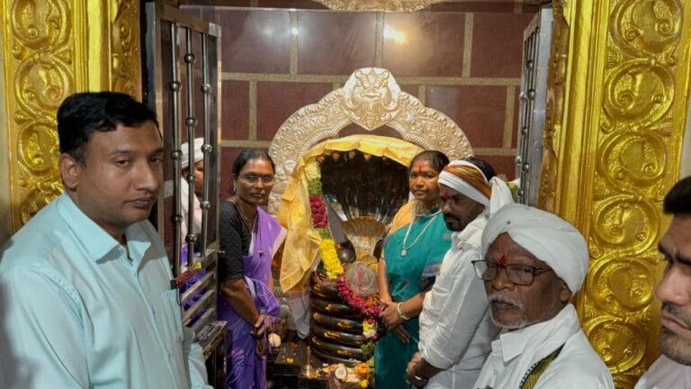 నాగోబా జాతర ప్రారంభంలో పాల్గొన్న మంత్రి సీతక్క