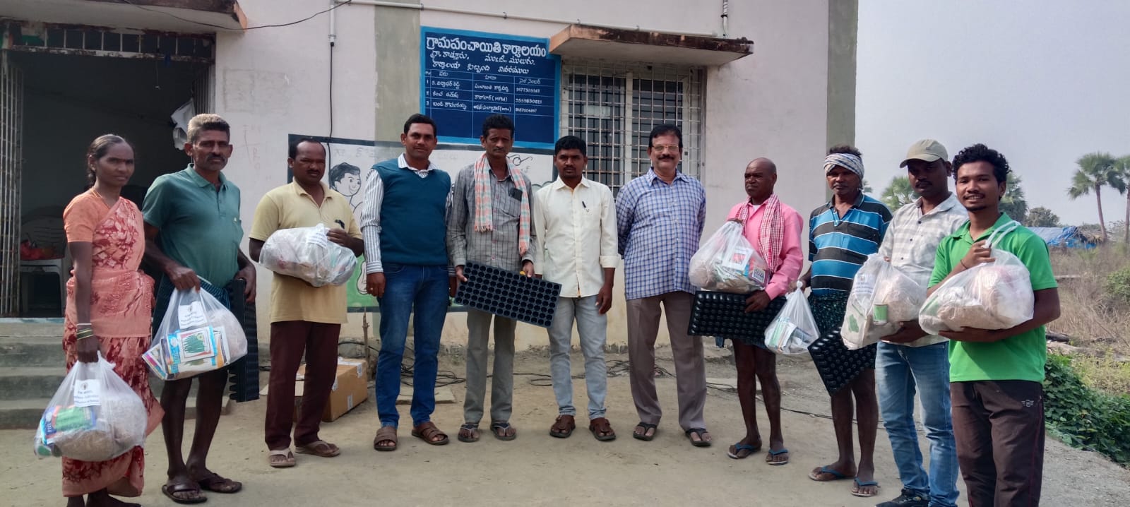 కొత్తూరు గ్రామంలో ఎంపిక చేసిన రైతులకు విత్తనాల పంపిణీ