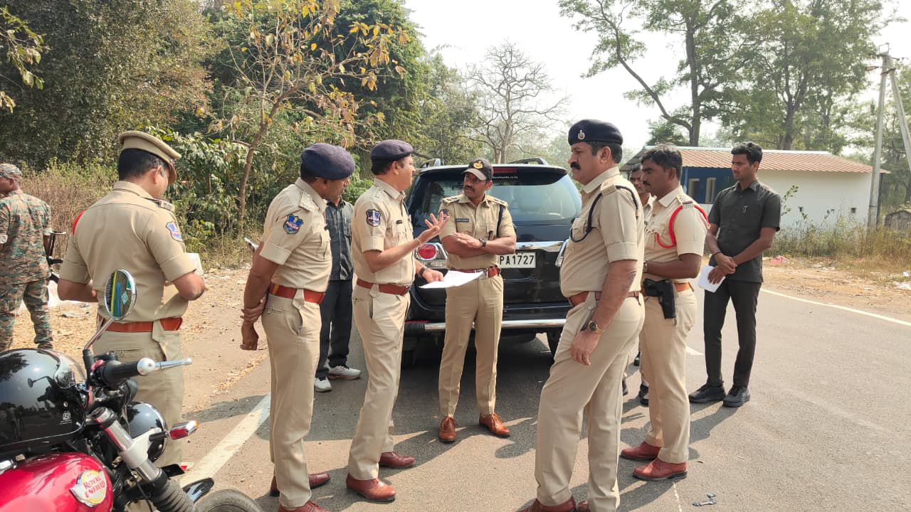 మేడారం జాతర రహదారి ఏర్పాట్లను పరిశీలించిన జిల్లా ఎస్పీ