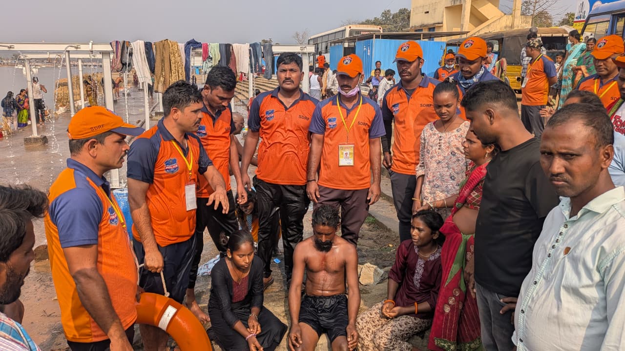 జంపన్నవాగులో ముగ్గురిని రక్షించిన ఎస్డీఆర్ఎఫ్ సిబ్బంది