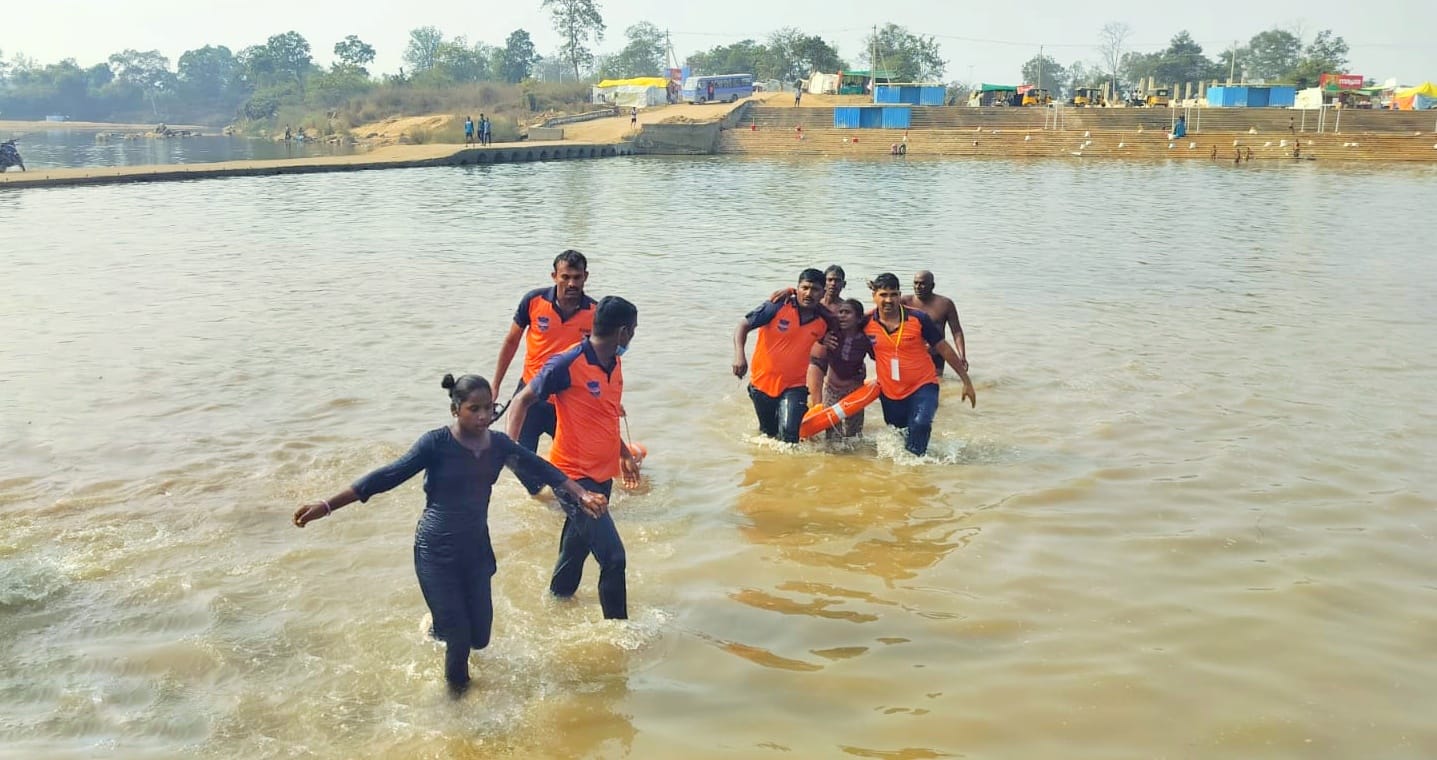 జంపన్నవాగులో ముగ్గురిని రక్షించిన ఎస్‌డీఆర్‌ఎఫ్ సిబ్బంది
