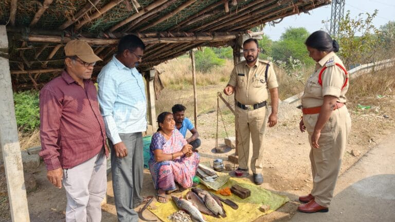 పలు దుకాణాలపై లీగల్ మెట్రాలజీ శాఖ తనిఖీలు