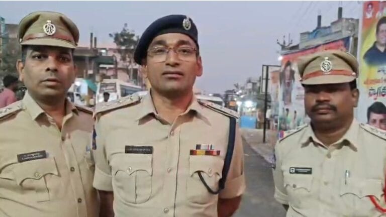 ట్రాఫిక్ నిబంధనలు పాటిస్తూ సురక్షితంగా మేడారంకు వెళ్లాలి 