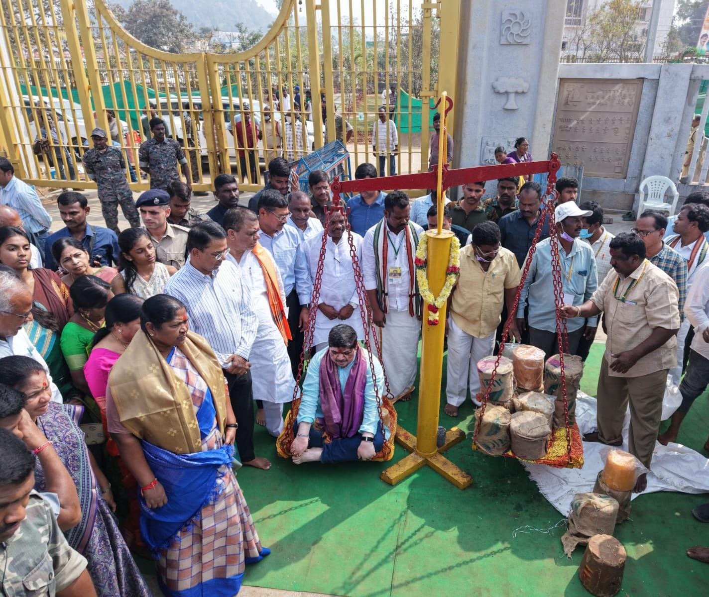 సమ్మక్క–సారలమ్మలను దర్శించుకున్న మంత్రులు
ములుగు, జనవరి 24 (తెలంగాణ జ్యోతి):
సమ్మక్క–సారలమ్మ మహా జాతర ఏర్పాట్లను పరిశీలించేందుకు శనివారం ములుగు జిల్లా ఎస్‌.ఎస్‌. తాడ్వాయి మండలం మేడారానికి రాష్ట్ర రవాణా, బీసీ సంక్షేమ శాఖ మంత్రి పొన్నం ప్రభాకర్, రాష్ట్ర పంచాయతీరాజ్, గ్రామీణాభివృద్ధి, మహిళా శిశు సంక్షేమ శాఖ మంత్రి దనసరి అనసూయ సీతక్క, మహబూబాబాద్ ఎంపీ బలరాం నాయక్ హెలికాప్టర్ ద్వారా చేరుకున్నారు. వీరికి జిల్లా కలెక్టర్ దివాకర టి.ఎస్., జిల్లా ఎస్పీ సుధీర్ రామ్‌నాథ్ కేకన్, ఆర్టీసీ అధికారులు పుష్పగుచ్ఛాలు అందించి స్వాగతం పలికారు.
అనంతరం మంత్రులు శ్రీ సమ్మక్క–సారలమ్మ అమ్మవార్లను దర్శించుకుని ప్రత్యేక పూజలు నిర్వహించారు. జాతర సందర్భంగా భక్తులకు ఎలాంటి అసౌకర్యాలు కలగకుండా అన్ని ఏర్పాట్లు పకడ్బందీగా ఉండేలా అధికారులు సమన్వయంతో పనిచేయాలని ఈ సందర్భంగా సూచించారు.
మేడారంలో తాత్కాలిక ఆర్టీసీ బస్టాండ్ ప్రారంభం
ములుగు, జనవరి 24 (తెలంగాణ జ్యోతి):
సమ్మక్క–సారలమ్మ మహా జాతర సందర్భంగా భక్తుల రాకపోకలకు సౌకర్యం కల్పించేందుకు మేడారంలో ఏర్పాటు చేసిన తాత్కాలిక ఆర్టీసీ బస్టాండ్‌ను రాష్ట్ర రవాణా శాఖ మంత్రి పొన్నం ప్రభాకర్ శనివారం ప్రారంభించారు. ఈ కార్యక్రమంలో మంత్రి దనసరి అనసూయ సీతక్క, మహబూబాబాద్ ఎంపీ బలరాం నాయక్, స్పెషల్ సీఎస్ వికాస్ రాజ్, ఆర్టీసీ ఎండీ నాగిరెడ్డి, జిల్లా కలెక్టర్ దివాకర టి.ఎస్. పాల్గొన్నారు.
బస్టాండ్ ప్రారంభం అనంతరం అధికారులు జాతర సందర్భంగా చేపట్టిన రవాణా ఏర్పాట్లను మంత్రులకు వివరించారు. భక్తులకు సులభంగా రాకపోకలు సాగేందుకు అవసరమైన చర్యలు తీసుకోవాలని, బస్సుల నిర్వహణ నిరంతరం పర్యవేక్షించాలని మంత్రులు అధికారులకు సూచించారు.