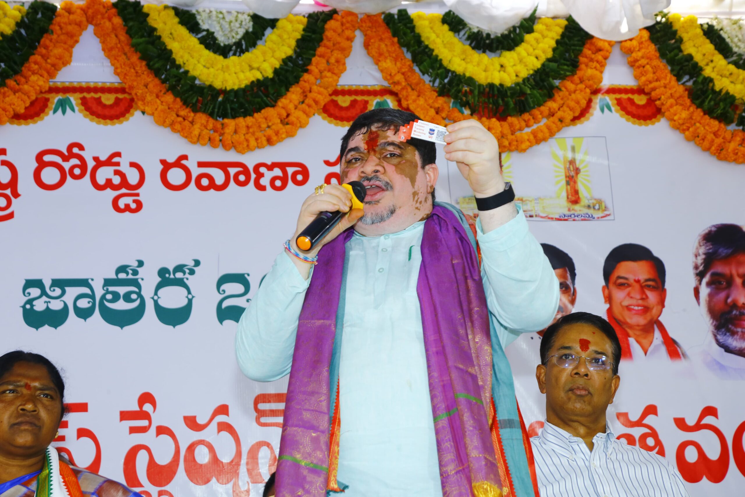 సమ్మక్క–సారలమ్మలను దర్శించుకున్న మంత్రులు ములుగు, జనవరి 24 (తెలంగాణ జ్యోతి): సమ్మక్క–సారలమ్మ మహా జాతర ఏర్పాట్లను పరిశీలించేందుకు శనివారం ములుగు జిల్లా ఎస్‌.ఎస్‌. తాడ్వాయి మండలం మేడారానికి రాష్ట్ర రవాణా, బీసీ సంక్షేమ శాఖ మంత్రి పొన్నం ప్రభాకర్, రాష్ట్ర పంచాయతీరాజ్, గ్రామీణాభివృద్ధి, మహిళా శిశు సంక్షేమ శాఖ మంత్రి దనసరి అనసూయ సీతక్క, మహబూబాబాద్ ఎంపీ బలరాం నాయక్ హెలికాప్టర్ ద్వారా చేరుకున్నారు. వీరికి జిల్లా కలెక్టర్ దివాకర టి.ఎస్., జిల్లా ఎస్పీ సుధీర్ రామ్‌నాథ్ కేకన్, ఆర్టీసీ అధికారులు పుష్పగుచ్ఛాలు అందించి స్వాగతం పలికారు. అనంతరం మంత్రులు శ్రీ సమ్మక్క–సారలమ్మ అమ్మవార్లను దర్శించుకుని ప్రత్యేక పూజలు నిర్వహించారు. జాతర సందర్భంగా భక్తులకు ఎలాంటి అసౌకర్యాలు కలగకుండా అన్ని ఏర్పాట్లు పకడ్బందీగా ఉండేలా అధికారులు సమన్వయంతో పనిచేయాలని ఈ సందర్భంగా సూచించారు. మేడారంలో తాత్కాలిక ఆర్టీసీ బస్టాండ్ ప్రారంభం ములుగు, జనవరి 24 (తెలంగాణ జ్యోతి): సమ్మక్క–సారలమ్మ మహా జాతర సందర్భంగా భక్తుల రాకపోకలకు సౌకర్యం కల్పించేందుకు మేడారంలో ఏర్పాటు చేసిన తాత్కాలిక ఆర్టీసీ బస్టాండ్‌ను రాష్ట్ర రవాణా శాఖ మంత్రి పొన్నం ప్రభాకర్ శనివారం ప్రారంభించారు. ఈ కార్యక్రమంలో మంత్రి దనసరి అనసూయ సీతక్క, మహబూబాబాద్ ఎంపీ బలరాం నాయక్, స్పెషల్ సీఎస్ వికాస్ రాజ్, ఆర్టీసీ ఎండీ నాగిరెడ్డి, జిల్లా కలెక్టర్ దివాకర టి.ఎస్. పాల్గొన్నారు. బస్టాండ్ ప్రారంభం అనంతరం అధికారులు జాతర సందర్భంగా చేపట్టిన రవాణా ఏర్పాట్లను మంత్రులకు వివరించారు. భక్తులకు సులభంగా రాకపోకలు సాగేందుకు అవసరమైన చర్యలు తీసుకోవాలని, బస్సుల నిర్వహణ నిరంతరం పర్యవేక్షించాలని మంత్రులు అధికారులకు సూచించారు.