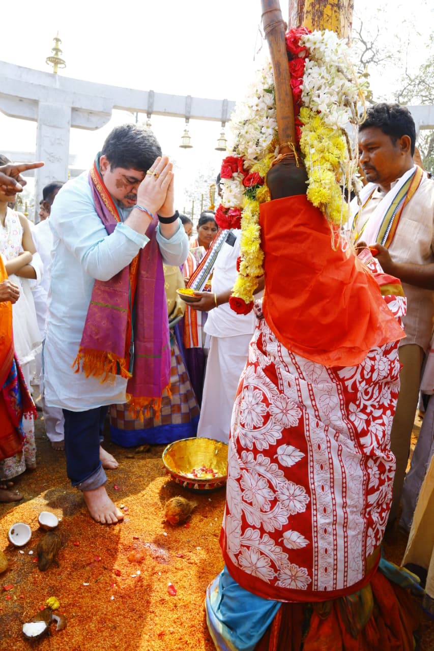 సమ్మక్క–సారలమ్మలను దర్శించుకున్న మంత్రులు
ములుగు, జనవరి 24 (తెలంగాణ జ్యోతి):
సమ్మక్క–సారలమ్మ మహా జాతర ఏర్పాట్లను పరిశీలించేందుకు శనివారం ములుగు జిల్లా ఎస్‌.ఎస్‌. తాడ్వాయి మండలం మేడారానికి రాష్ట్ర రవాణా, బీసీ సంక్షేమ శాఖ మంత్రి పొన్నం ప్రభాకర్, రాష్ట్ర పంచాయతీరాజ్, గ్రామీణాభివృద్ధి, మహిళా శిశు సంక్షేమ శాఖ మంత్రి దనసరి అనసూయ సీతక్క, మహబూబాబాద్ ఎంపీ బలరాం నాయక్ హెలికాప్టర్ ద్వారా చేరుకున్నారు. వీరికి జిల్లా కలెక్టర్ దివాకర టి.ఎస్., జిల్లా ఎస్పీ సుధీర్ రామ్‌నాథ్ కేకన్, ఆర్టీసీ అధికారులు పుష్పగుచ్ఛాలు అందించి స్వాగతం పలికారు.
అనంతరం మంత్రులు శ్రీ సమ్మక్క–సారలమ్మ అమ్మవార్లను దర్శించుకుని ప్రత్యేక పూజలు నిర్వహించారు. జాతర సందర్భంగా భక్తులకు ఎలాంటి అసౌకర్యాలు కలగకుండా అన్ని ఏర్పాట్లు పకడ్బందీగా ఉండేలా అధికారులు సమన్వయంతో పనిచేయాలని ఈ సందర్భంగా సూచించారు.
మేడారంలో తాత్కాలిక ఆర్టీసీ బస్టాండ్ ప్రారంభం
ములుగు, జనవరి 24 (తెలంగాణ జ్యోతి):
సమ్మక్క–సారలమ్మ మహా జాతర సందర్భంగా భక్తుల రాకపోకలకు సౌకర్యం కల్పించేందుకు మేడారంలో ఏర్పాటు చేసిన తాత్కాలిక ఆర్టీసీ బస్టాండ్‌ను రాష్ట్ర రవాణా శాఖ మంత్రి పొన్నం ప్రభాకర్ శనివారం ప్రారంభించారు. ఈ కార్యక్రమంలో మంత్రి దనసరి అనసూయ సీతక్క, మహబూబాబాద్ ఎంపీ బలరాం నాయక్, స్పెషల్ సీఎస్ వికాస్ రాజ్, ఆర్టీసీ ఎండీ నాగిరెడ్డి, జిల్లా కలెక్టర్ దివాకర టి.ఎస్. పాల్గొన్నారు.
బస్టాండ్ ప్రారంభం అనంతరం అధికారులు జాతర సందర్భంగా చేపట్టిన రవాణా ఏర్పాట్లను మంత్రులకు వివరించారు. భక్తులకు సులభంగా రాకపోకలు సాగేందుకు అవసరమైన చర్యలు తీసుకోవాలని, బస్సుల నిర్వహణ నిరంతరం పర్యవేక్షించాలని మంత్రులు అధికారులకు సూచించారు.