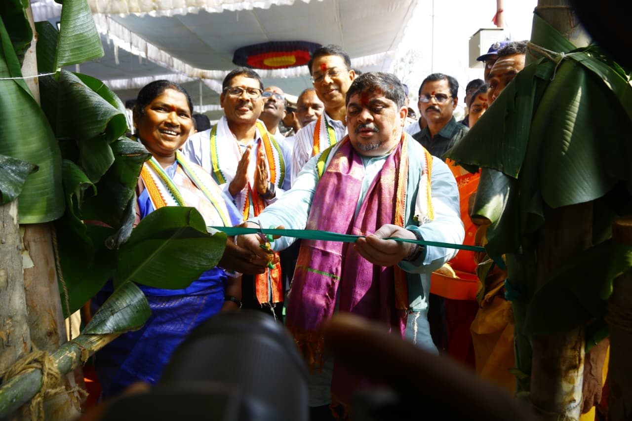 సమ్మక్క–సారలమ్మలను దర్శించుకున్న మంత్రులు
ములుగు, జనవరి 24 (తెలంగాణ జ్యోతి):
సమ్మక్క–సారలమ్మ మహా జాతర ఏర్పాట్లను పరిశీలించేందుకు శనివారం ములుగు జిల్లా ఎస్‌.ఎస్‌. తాడ్వాయి మండలం మేడారానికి రాష్ట్ర రవాణా, బీసీ సంక్షేమ శాఖ మంత్రి పొన్నం ప్రభాకర్, రాష్ట్ర పంచాయతీరాజ్, గ్రామీణాభివృద్ధి, మహిళా శిశు సంక్షేమ శాఖ మంత్రి దనసరి అనసూయ సీతక్క, మహబూబాబాద్ ఎంపీ బలరాం నాయక్ హెలికాప్టర్ ద్వారా చేరుకున్నారు. వీరికి జిల్లా కలెక్టర్ దివాకర టి.ఎస్., జిల్లా ఎస్పీ సుధీర్ రామ్‌నాథ్ కేకన్, ఆర్టీసీ అధికారులు పుష్పగుచ్ఛాలు అందించి స్వాగతం పలికారు.
అనంతరం మంత్రులు శ్రీ సమ్మక్క–సారలమ్మ అమ్మవార్లను దర్శించుకుని ప్రత్యేక పూజలు నిర్వహించారు. జాతర సందర్భంగా భక్తులకు ఎలాంటి అసౌకర్యాలు కలగకుండా అన్ని ఏర్పాట్లు పకడ్బందీగా ఉండేలా అధికారులు సమన్వయంతో పనిచేయాలని ఈ సందర్భంగా సూచించారు.
మేడారంలో తాత్కాలిక ఆర్టీసీ బస్టాండ్ ప్రారంభం
ములుగు, జనవరి 24 (తెలంగాణ జ్యోతి):
సమ్మక్క–సారలమ్మ మహా జాతర సందర్భంగా భక్తుల రాకపోకలకు సౌకర్యం కల్పించేందుకు మేడారంలో ఏర్పాటు చేసిన తాత్కాలిక ఆర్టీసీ బస్టాండ్‌ను రాష్ట్ర రవాణా శాఖ మంత్రి పొన్నం ప్రభాకర్ శనివారం ప్రారంభించారు. ఈ కార్యక్రమంలో మంత్రి దనసరి అనసూయ సీతక్క, మహబూబాబాద్ ఎంపీ బలరాం నాయక్, స్పెషల్ సీఎస్ వికాస్ రాజ్, ఆర్టీసీ ఎండీ నాగిరెడ్డి, జిల్లా కలెక్టర్ దివాకర టి.ఎస్. పాల్గొన్నారు.
బస్టాండ్ ప్రారంభం అనంతరం అధికారులు జాతర సందర్భంగా చేపట్టిన రవాణా ఏర్పాట్లను మంత్రులకు వివరించారు. భక్తులకు సులభంగా రాకపోకలు సాగేందుకు అవసరమైన చర్యలు తీసుకోవాలని, బస్సుల నిర్వహణ నిరంతరం పర్యవేక్షించాలని మంత్రులు అధికారులకు సూచించారు.