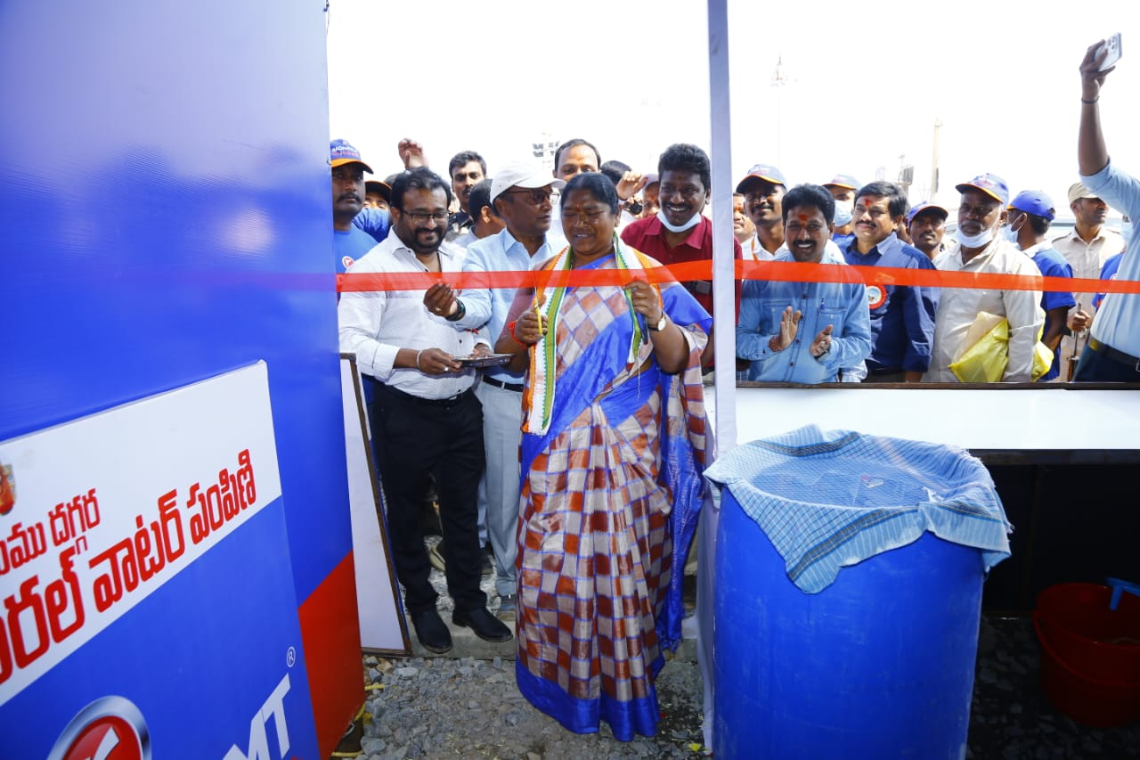 మేడారం భక్తుల సేవలో రాధా టీఎంటీ స్టీల్