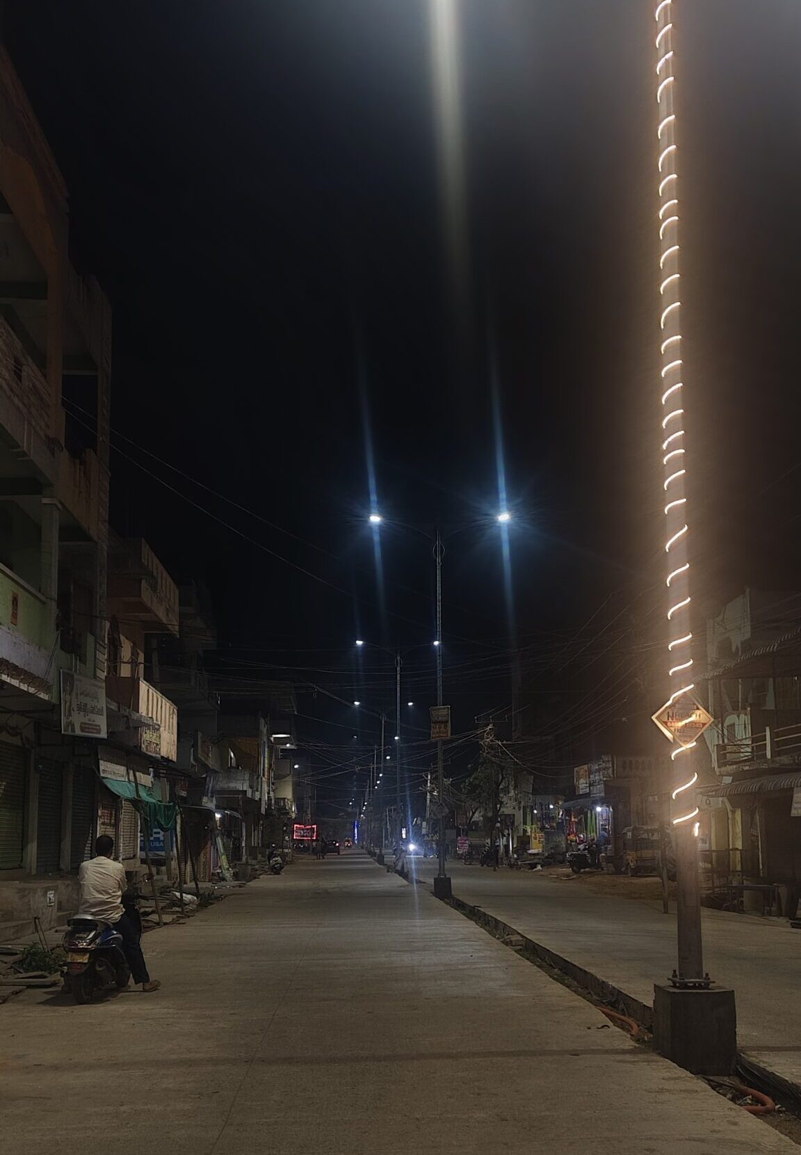 ఆకర్షణ పేరుతో ఏర్పాటు.. పనిచేయని రంగుల దీపాలు