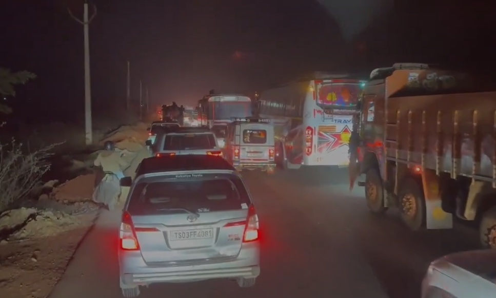 మల్లంపల్లి కెనాల్ వద్ద ట్రాఫిక్ జామ్