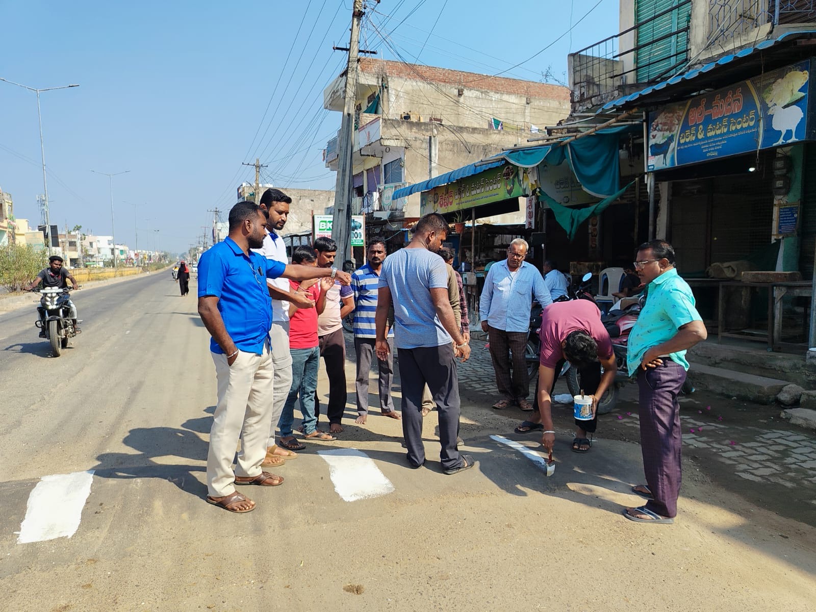 స్పీడ్ బ్రేకర్లకు తెలుపు పెయింట్  ఎర్రగుంటపల్లి యూత్ సామాజిక సేవ