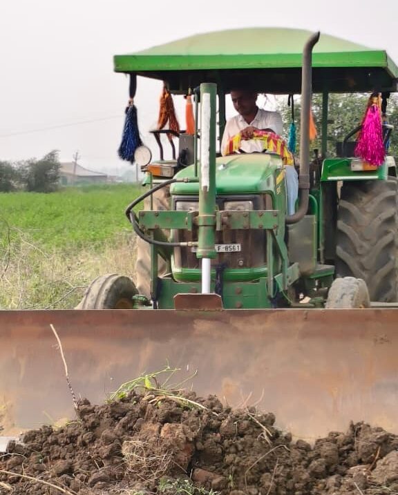 ఉరుసు ఉత్సవాల కోసం తానే లెవల్ చేస్తున్న ఉప సర్పంచ్