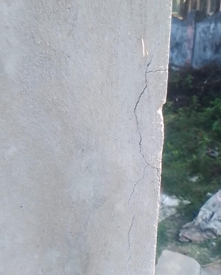 కన్నాయిగూడెం పబ్లిక్ టాయిలెట్‌ భవనంలో పగుళ్లు..!