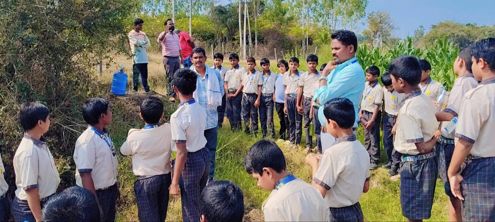 విద్యార్థులకు రైతు జీవితం నేర్పిన విజన్ స్కూల్