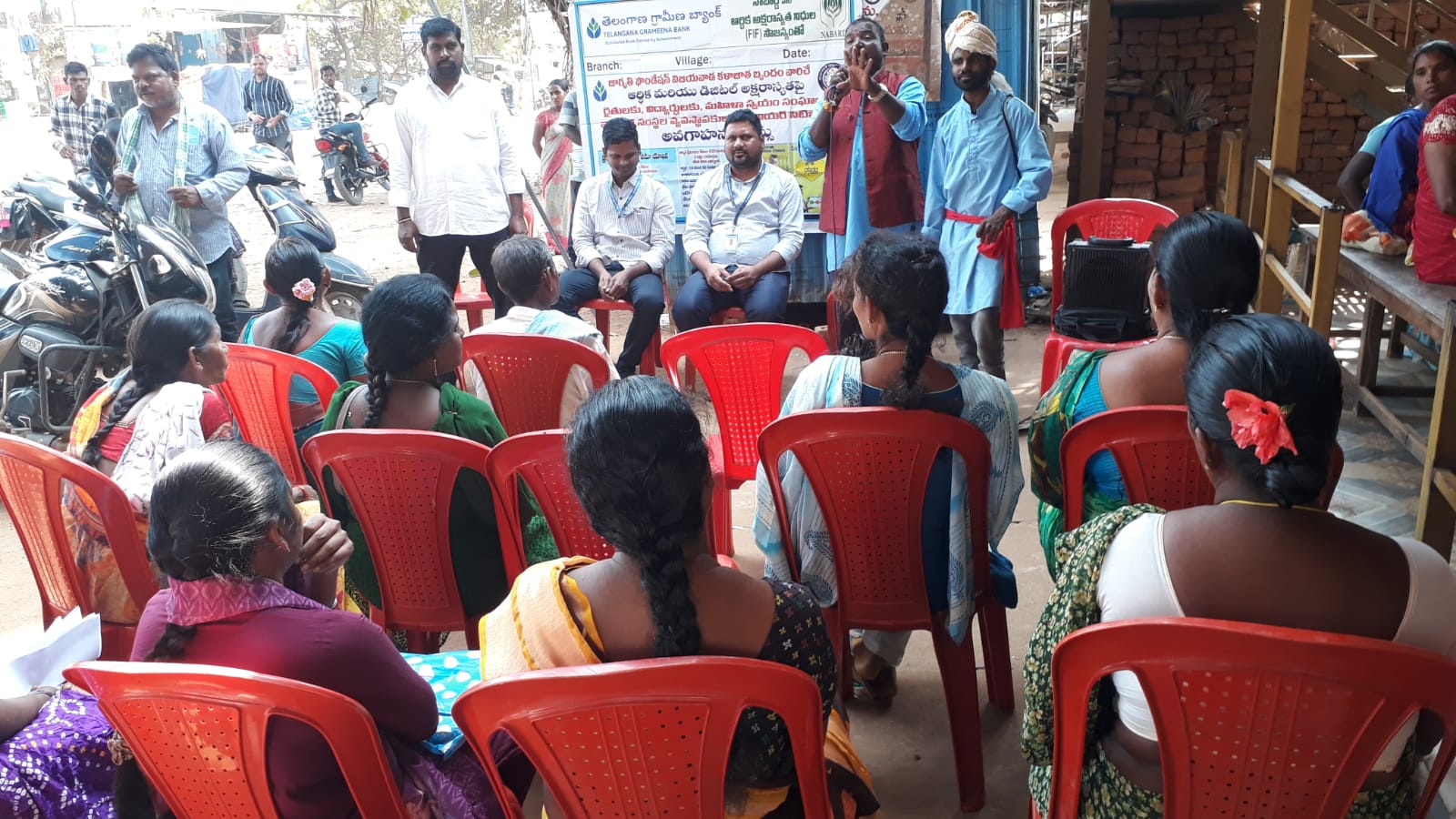 బ్యాంకు ఖాతాదారులకు ఆర్థిక–డిజిటల్ అవగాహన