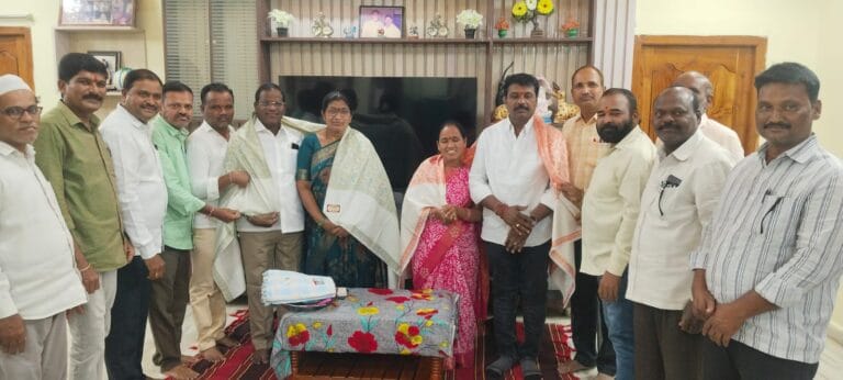 చిన్ననాటి స్నేహితుల ఘన సన్మానం