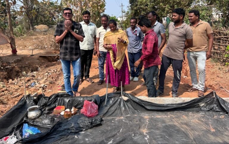 సీసీ రోడ్ల నిర్మాణానికి శంకుస్థాపన