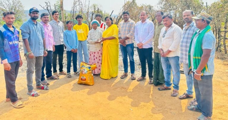 అగ్ని ప్రమాద బాధిత కుటుంబానికి బడే నాగజ్యోతి సాయం